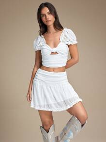 WESTFADE Conjunto de 2 piezas de top corto con mangas abullonadas cortas, cuello retorcido, corte frontal y volantes, y falda mini con volantes de cintura alta, en estilo vaquero y lunares, para primavera y verano, ideal para playa y vacaciones - Blanco - Ver 4