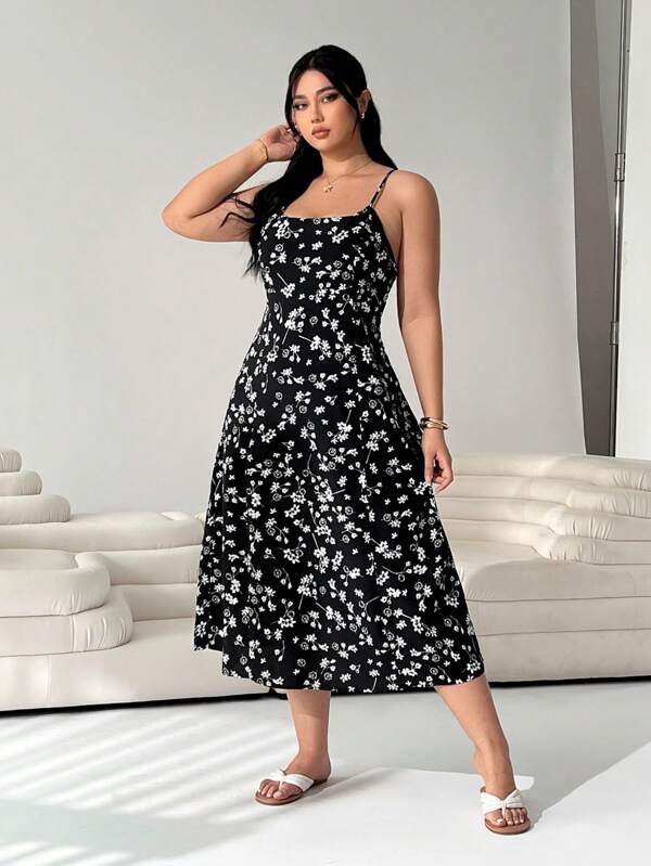 SHEIN EZwear فستان صيفي بتصميم فاتح متميز بحمالات رفيعة ومزين بزهور على نمط مائل وربطة للأحجام الكبيرة للنساء