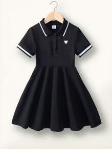 SHEIN Explorewe 女童学院风心形印花 Polo 领短袖连衣裙，适合返校季、运动装、夏季 - 黑色 - 查看 1