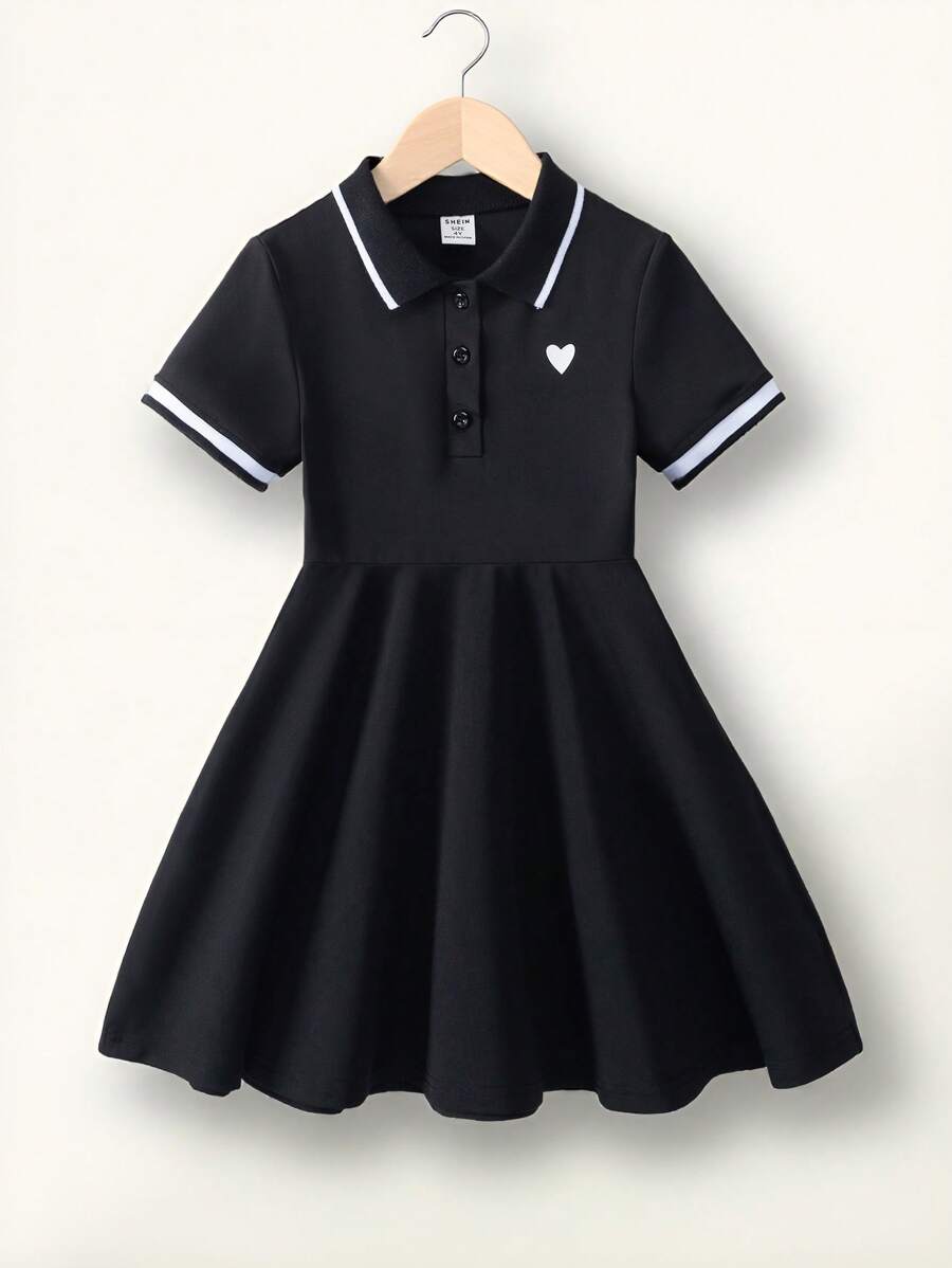 SHEIN Explorewe 女童学院风心形印花 Polo 领短袖连衣裙，适合返校季、运动装、夏季 - 黑色 - 查看 1