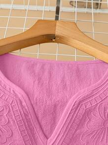 GlowEve Damen V-Ausschnitt Bluse mit weißer Stickerei und Kurzarm