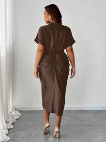 SHEIN Clasi 大码女式纯色夏季短袖荷叶边下摆开衩衬衫裙 - 棕色 - 查看 2