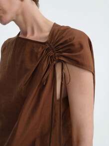 Aalyst Completo da donna elegante, in stile francese semplice e di fascia alta, adatto per l'ufficio e il tempo libero, composto da una camicia senza maniche in tessuto semi-trasparente viscosa-simile con fiocco asimmetrico e una gonna lunga plissettata in vita alta con tasche, per la primavera/estate