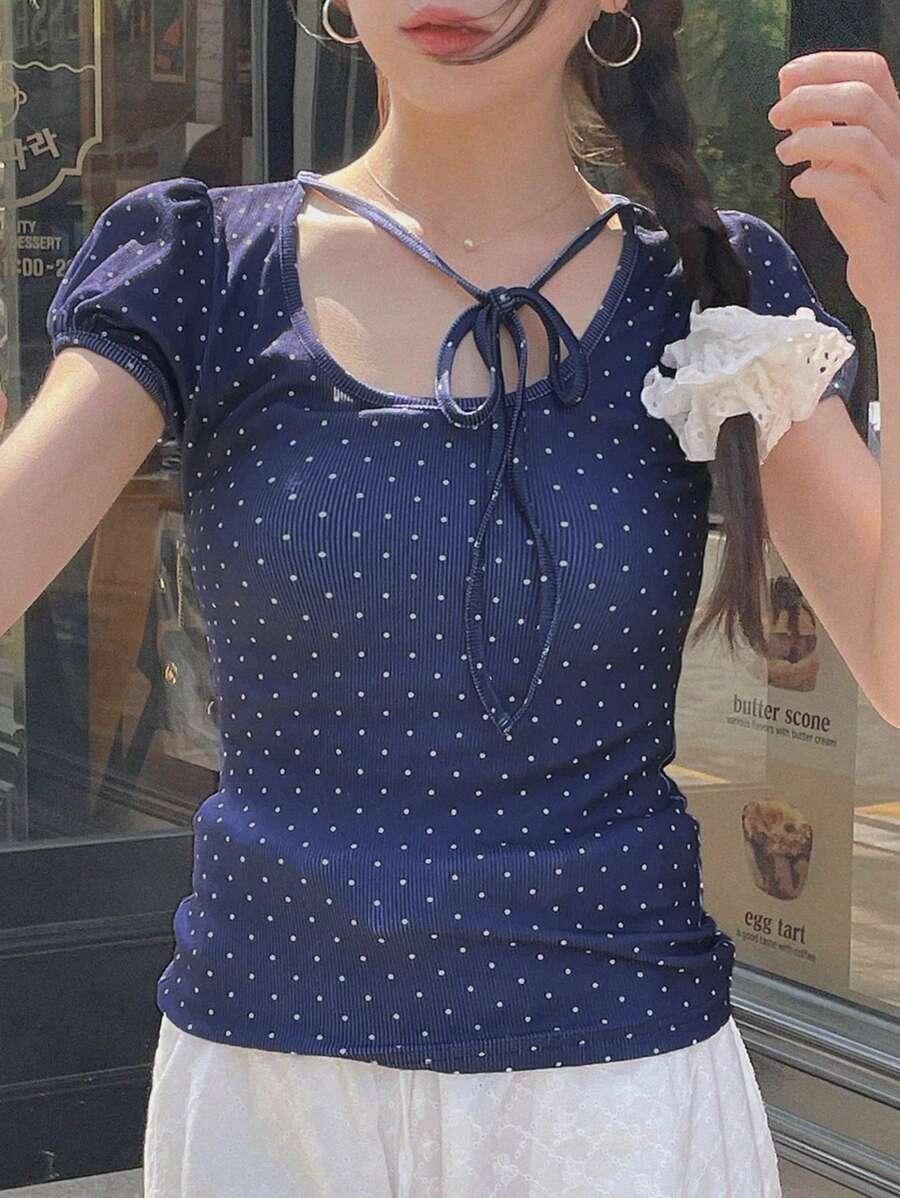 DAZY Áo thun nữ cổ tròn chấm bi buộc dây phía trước tay ngắn, phù hợp cho mùa hè - Màu xanh lam - Xem 1