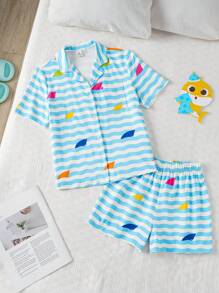 BABY SHARK X SHEIN 少女卡通彩色鲨鱼和波浪条纹图案清爽休闲舒适短袖 Polo 衫和短裤家居服套装，透气面料夏季 - 藍白色 - 查看 1