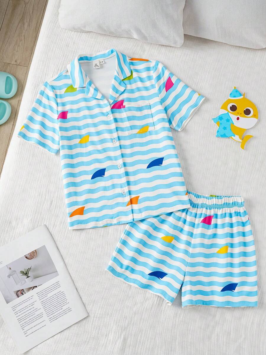 BABY SHARK X SHEIN 少女卡通彩色鲨鱼和波浪条纹图案清爽休闲舒适短袖 Polo 衫和短裤家居服套装，透气面料夏季 - 藍白色 - 查看 1