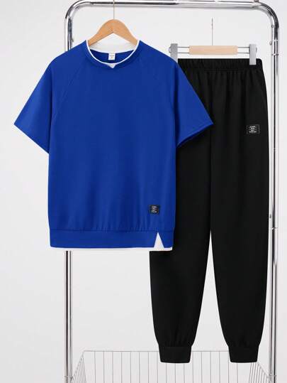 SHEIN 两件套青少年男童套装，黑色T恤搭配运动裤，价格实惠，适合春季穿着。这款两件套童装包含一件黑色T恤、一件情人节T恤、一件早春上衣和一件可爱毛衣，适合通勤、上学、日常休闲、大学旅行等各种场合，也适合运动穿着，适合春季、夏季及所有季节。这款加厚抓绒青少年男童套装包含两件套。