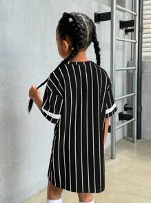 SHEIN 年轻女孩条纹字母印花圆领宽松休闲毛衣连衣裙 - 黑色 - 查看 2