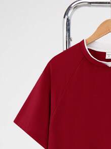 SHEIN 两件套青少年男童二合一T恤黑色运动裤，价格实惠，适合春季穿着。这款两件套童装包含一件黑色T恤、一件情人节T恤、一件早春上衣和一件可爱毛衣，适合通勤、上学、日常休闲、大学旅行等各种场合，也适合运动，适合春季、夏季及所有季节，加厚抓绒面料。