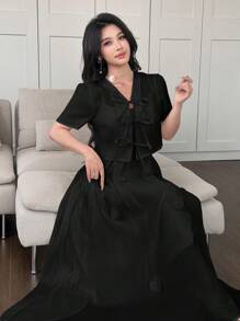 Modelyn 2 件套女士套装：3D 花朵装饰束腰吊带连衣裙，搭配短袖上衣 - 黑色 - 查看 7