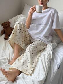 DAZY 2 件套女士睡衣套装：英文图案宽松短袖 T 恤，带 3D 蝴蝶结细节，心形图案全印花裤睡衣