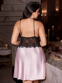 SHEIN ثوب نوم من الستان بتطريز الدانتيل للمرأة ذات المقاس الكبير - وردي - مشاهدة 2