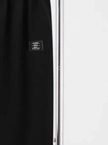 SHEIN 两件套青少年男童二合一T恤黑色运动裤，价格实惠，适合春季穿着。这款两件套童装包含一件黑色T恤、一件情人节T恤、一件早春上衣和一件可爱毛衣，适合通勤、上学、日常休闲、大学旅行等各种场合，也适合运动，适合春季、夏季及所有季节，加厚抓绒面料。