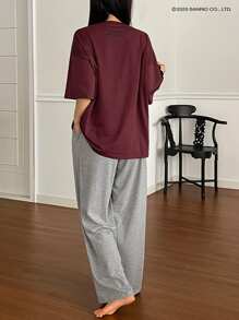 HELLO KITTY | DAZY 字母与卡通图案印花 T 恤上衣搭配纯色直筒睡裤，女士休闲睡衣套装 - 酒紅色 - 查看 2