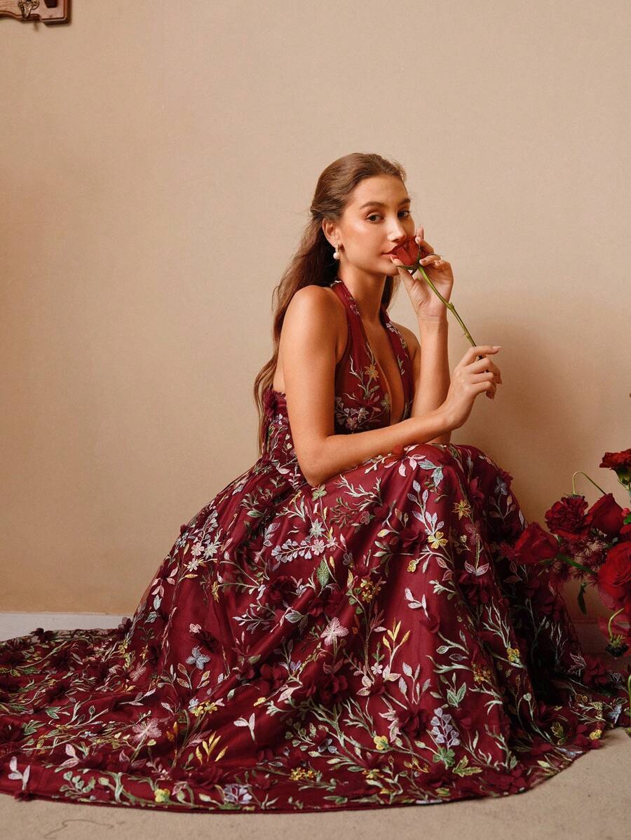 SHEIN Unity 春夏新款浪漫派对约会连衣裙，女士优雅花卉刺绣V领无袖露背长裙 - 酒紅色 - 查看 1