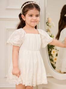 SHEIN Glamorique Kids 女婴白色镂空刺绣花朵装饰连衣裙，蕾丝袖度假连衣裙，舒适休闲女婴夏季服装 - 米色 - 查看 1