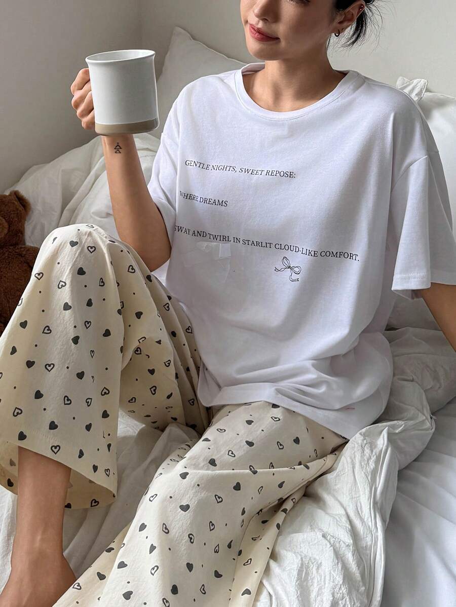 DAZY 2 件套女士睡衣套装：英文图案宽松短袖 T 恤，带 3D 蝴蝶结细节，心形图案全印花裤睡衣