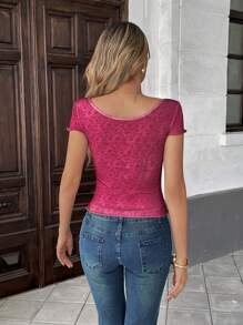 SHEIN Unity قميص كاجوال بياقة مربعة على الكتف مطبوع بفرودة - عنابي اللون - مشاهدة 2