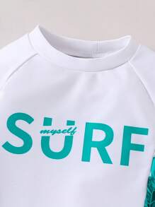 SHEIN 2 piezas Conjunto de traje de baño deportivo casual para niños pequeños, con patrones de estilo vacacional en la parte superior ajustada y los pantalones de natación, ropa infantil, adecuada para natación al aire libre, playa, vacaciones, apropiada para primavera, verano, otoño e invierno - Blanco - Ver 6