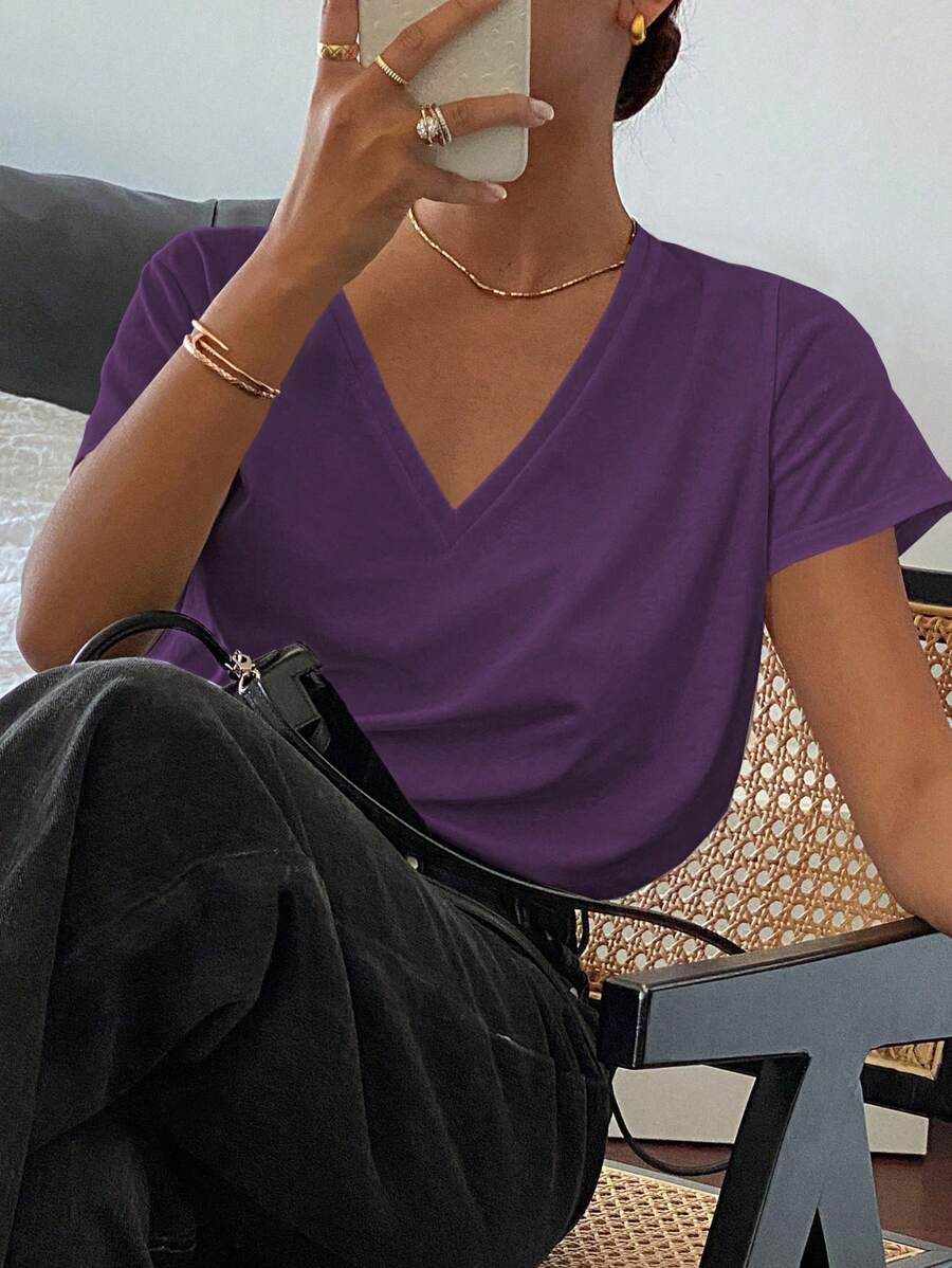 DAZY Camiseta holgada de mujer de unicolor con cuello en V profundo, top de verano morado, top de mujer con cuello en V morado, top con cuello en V morado, camiseta morada de mujer, blusas lavanda, ropa de vuelta al colegio - Morado - Ver 1