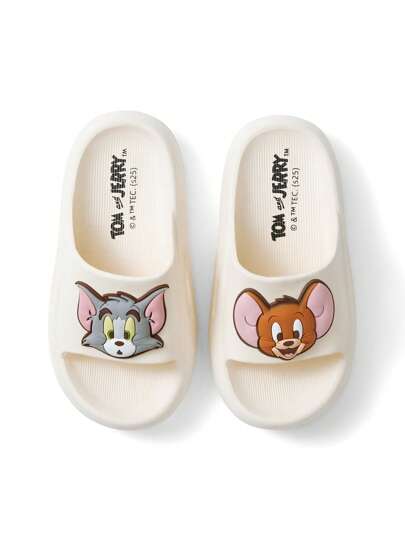 TOM & JERRY X SHEIN Dép EVA màu trắng họa tiết hoạt hình dễ thương cho trẻ em, phù hợp cho trẻ mới biết đi và trẻ nhỏ, có thể sử dụng trong nhà, khi tắm hoặc ngoài trời, nhẹ và thoải mái, phù hợp cho cả bé trai và bé gái, thích hợp cho trang phục mùa hè, mùa xuân, đi biển, đi nghỉ mát.
