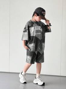 SHEIN 2 件套青少年男童休闲韩版宽松字母牛仔印花圆领短袖 T 恤和短裤套装，适合通勤、上学、日常休闲、运动、春夏季