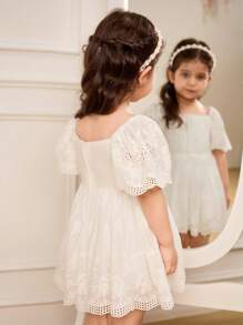 SHEIN Glamorique Kids 女婴白色镂空刺绣花朵装饰连衣裙，蕾丝袖度假连衣裙，舒适休闲女婴夏季服装 - 米色 - 查看 6