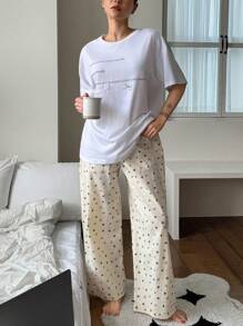 DAZY 2 件套女士睡衣套装：英文图案宽松短袖 T 恤，带 3D 蝴蝶结细节，心形图案全印花裤睡衣