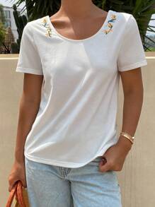 DAZY 女士花卉刺绣宽松露背宽领休闲T恤，法式宽松版型，适合夏季 - 白色 - 查看 2