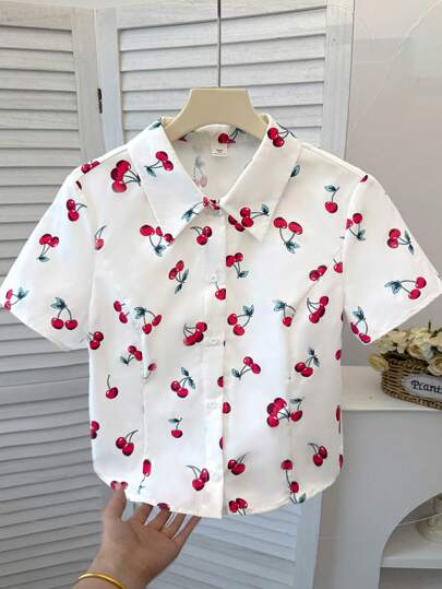 SHEIN Camisa corta de manga corta con botones, cuello vuelto y estampado de cerezas, de corte ajustado y casual para adolescentes