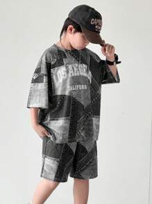 SHEIN 2 件套青少年男童休闲韩版宽松字母牛仔印花圆领短袖 T 恤和短裤套装，适合通勤、上学、日常休闲、运动、春夏季