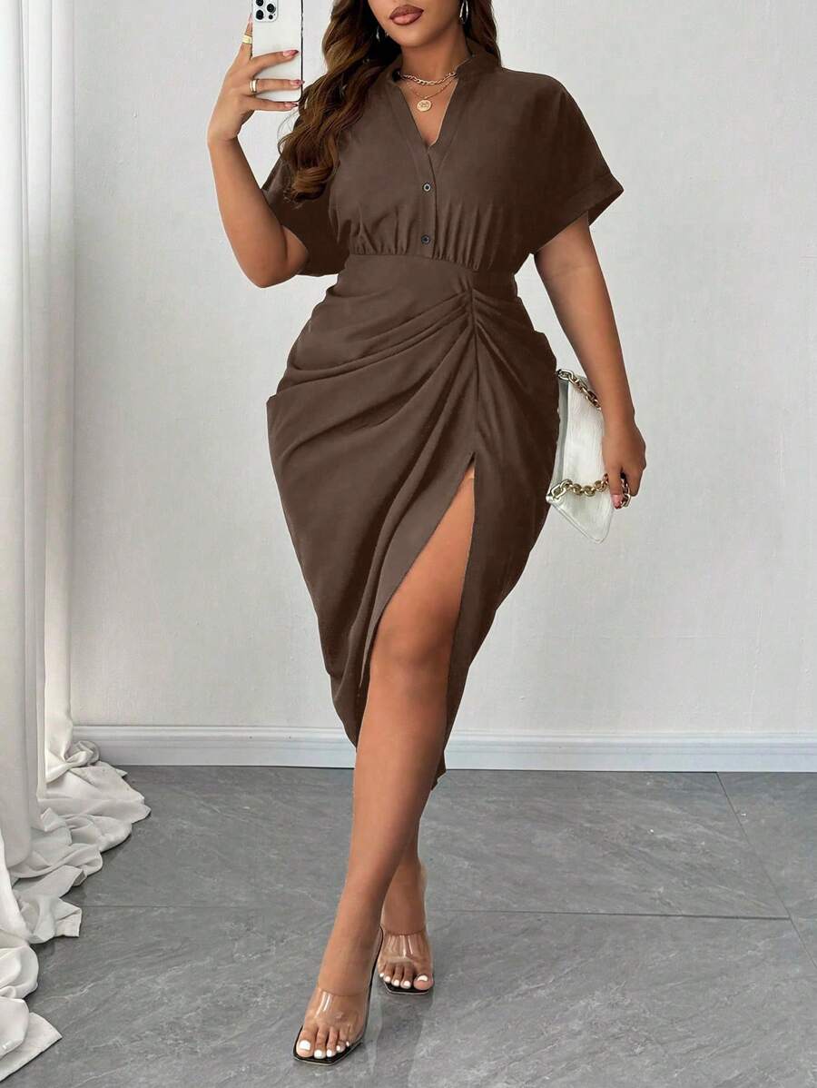 SHEIN Clasi 大码女式纯色夏季短袖荷叶边下摆开衩衬衫裙 - 棕色 - 查看 1