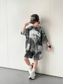 SHEIN 2 件套青少年男童休闲韩版宽松字母牛仔印花圆领短袖 T 恤和短裤套装，适合通勤、上学、日常休闲、运动、春夏季