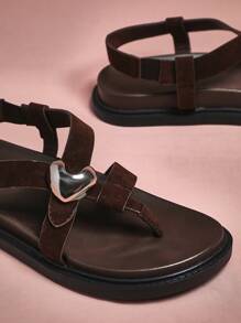 SHUZIA 女士心形装饰舒适平底厚底日常夏季可爱度假休闲基本款绒面革巧克力凉鞋 - 巧克力棕 - 查看 5