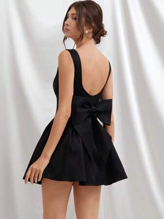 L'Amorae 女士塔夫绸珍珠装饰方形领口低圆领后背修身喇叭形蝴蝶结细节优雅迷你连衣裙