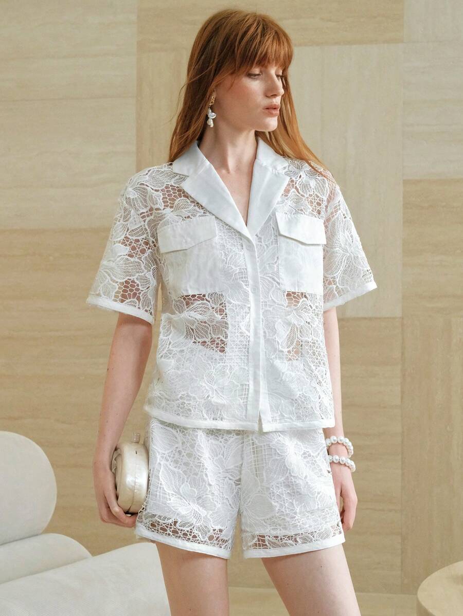 SHEIN LUNE 2件組夏季鏤空面料白色內裡短版襯衫與寬鬆休閒短褲套裝 - 白色 - 查看 1