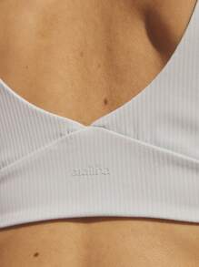 Aralina 女式纯色V领宽肩带短款背心，时尚百搭，适合夏季穿着 - 淺藍色 - 查看 3