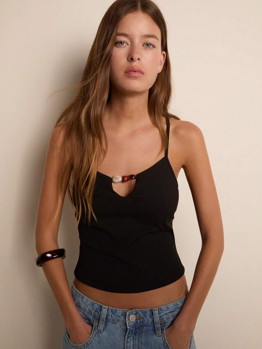 Nöista Top tipo camiseta con diseño calado, con vibras Y2K y vintage. Esencial para un estilo chic de verano, minimalista y de los 2000 - Negro - Ver 1