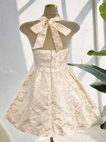 Chiquease Đầm ngắn hở lưng 3D Jacquard trơn màu thanh lịch - Màu be - Xem 2