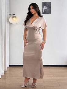 SHEIN Clasi Váy satin cổ chữ V cỡ lớn tôn dáng, phù hợp mặc mùa hè - Màu be - Xem 2