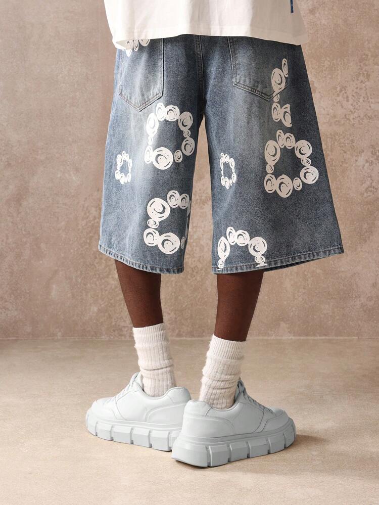 Pantalones cortos vaqueros holgados de corte ancho para hombre con estampado de círculos por debajo de la rodilla