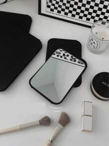 SHEIN 1 Stück faltbarer, tragbarer Desktop-Hochglanz-Prinzessinnen-Kosmetikspiegel, ideal für Studentenwohnheime in kleiner Größe, Schminkspiegel, Heim-Dekoration für Wohnzimmer, Schlafzimmer, Badezimmer, Reisezubehör, Hochzeit, Party, Geburtstag, perfektes Geschenk für Freund, Mama, Papa, beste Freunde, Lehrer, Neujahr, Zubehör, lustiges Geschenk