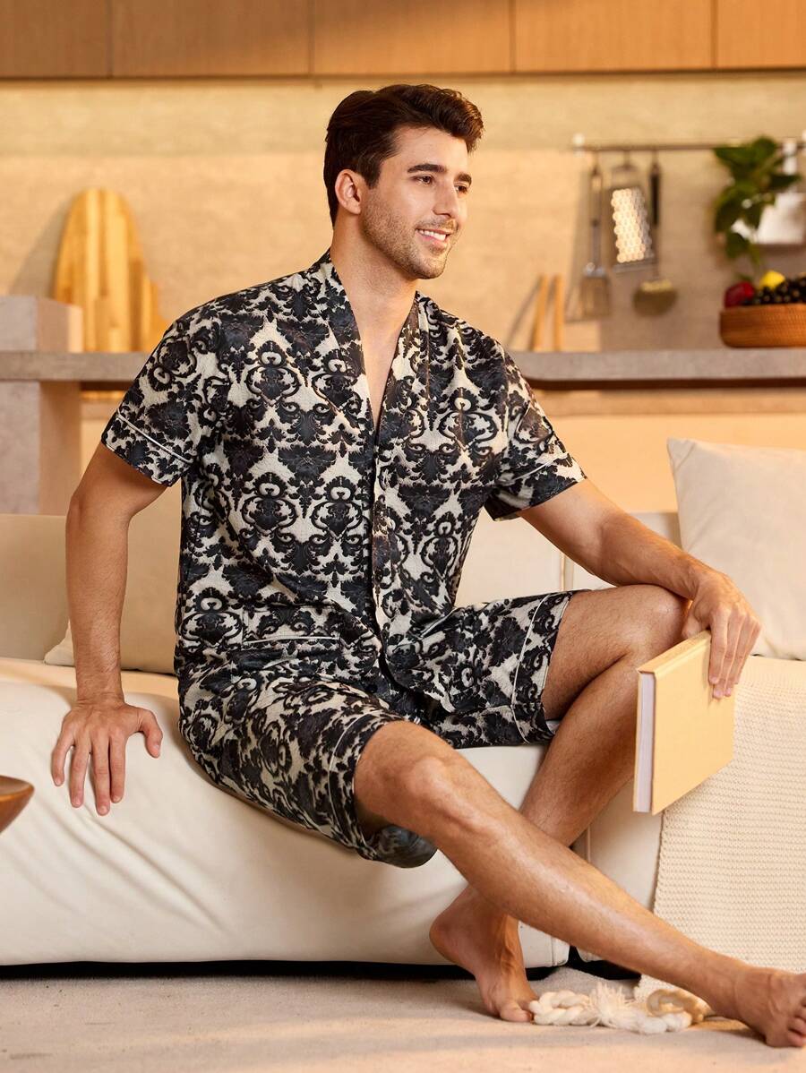 SHEIN Conjunto de pijama para hombres con top de manga corta de estampado total y shorts - Multicolor - Ver 1