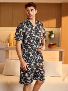 SHEIN Conjunto de pijama para hombres con top de manga corta de estampado total y shorts - Multicolor - Ver 3