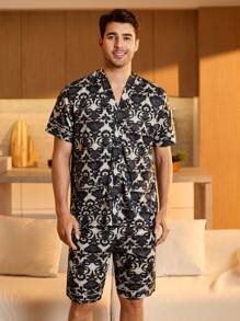 SHEIN Conjunto de pijama para hombres con top de manga corta de estampado total y shorts - Multicolor - Ver 2