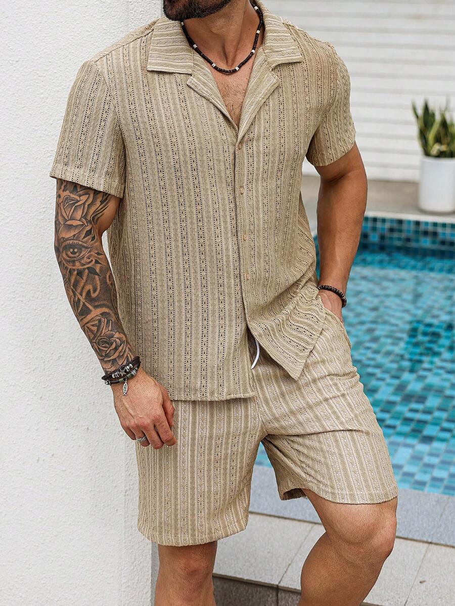 Manfinity RSRT 大码男士休闲节日提花短袖衬衫两件套男士短款套装两件套男士两件套男士两件套男士两件套采用轻盈优雅的面料制成，时尚百搭，适合日常搭配。非常适合情侣穿着，也是送给男朋友或老公的绝佳礼物。