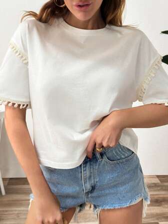 SHEIN Baumwoll-Pom-Pom Besatz T-Shirt, Bohemien Sommer Serie, Designer Lässig Wear, Glockenärmel Pom-Pom Detail Top, inspirierte Stickerei Kollektion, Weißes Sommer Statement T-Shirt, Dekorativer Besatz Baumwoll-Top, Resort Wear Sonderausgabe, Boho Chic Alltags-Wear, atmungsaktives Material