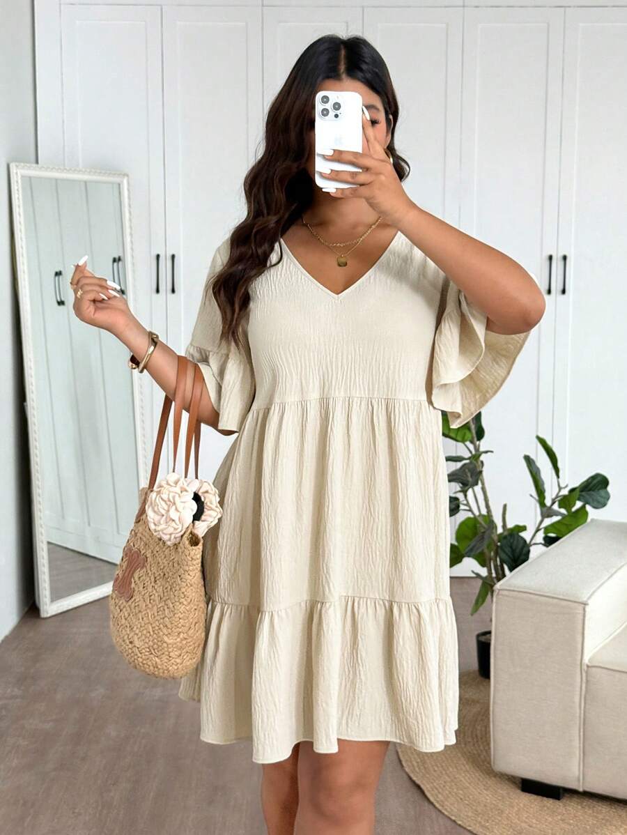 SHEIN Frenchy 大码休闲 V 领荷叶边分层 A 字罩衫连衣裙 - 杏色 - 查看 1