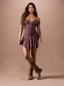 MISSGUIDED Vestido Dança Mini com Ombros de Fora Assimétrico Franzido Bodycon para Festa, Clube, Noite, Ocasião Especial, Bainha Flutuante, Detalhe Western Concho - Chocolate - Visão 4