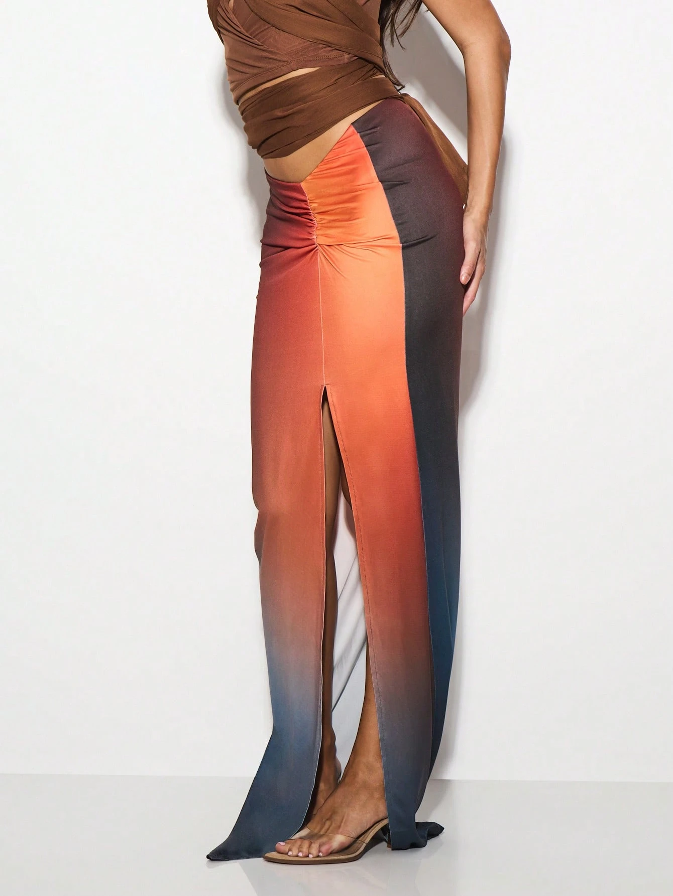 KIZN Saia longa de cetim com fenda alta e franzida lateral, estilo Sunset Ombre